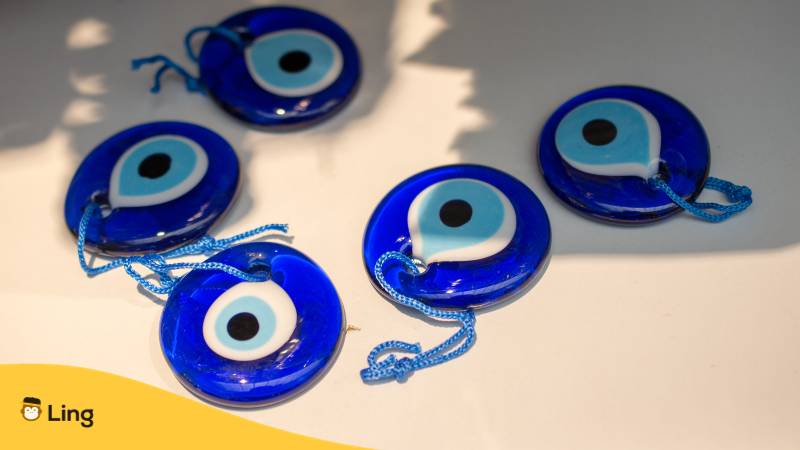 Türkische Böses-Auge-Perle als Amulett-Souvenir. Lerne 10+ einfache Formen auf Türkisch zum Erweitern deines Wortschatzes mit der Ling-App.
