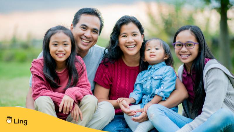 Philippinisches Familienporträt im Freien.
Lerne mit der Ling-App Familie auf Tagalog
