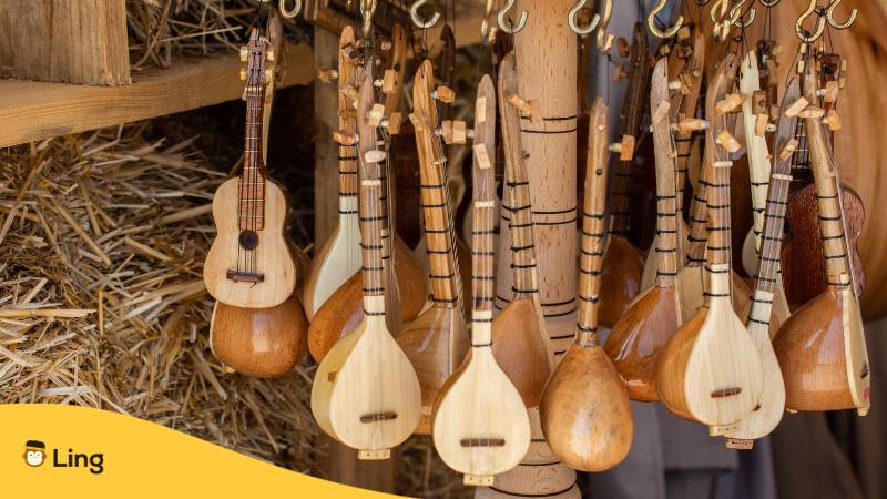 Traditionelle türkische Musikinstrumente. 
Lerne 40+ einfache Wörter über Musik auf Türkisch mit der Ling-App.
