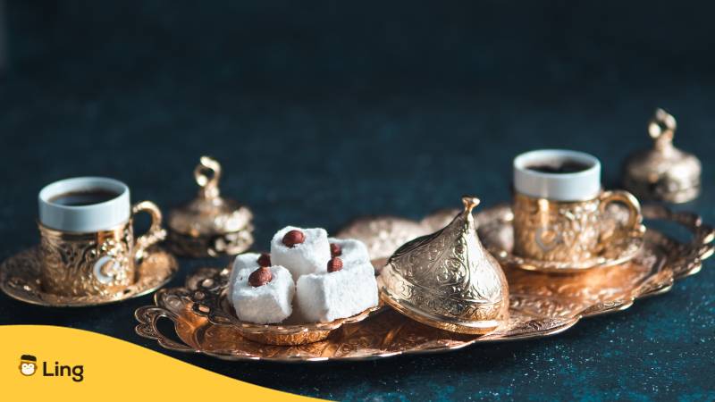 Türkischer Leckerbissen und türkischer Kaffee. Entdecke mit der Ling-App den besten Leitfaden zu türkische Kaffeekultur. 

