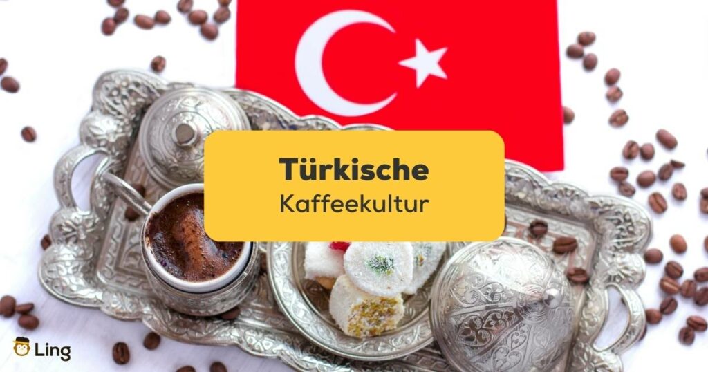 Türkischer Kaffee auf einem traditionellen Silbertablett mit türkischen Süßigkeiten. Entdecke mit der Ling-App den besten Leitfaden zu türkische Kaffeekultur.