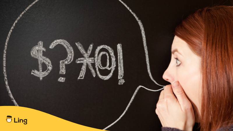 Frau schockiert über böse Worte aus ihrem Munde. Lerne mit der Ling-App die häufigsten serbischen Schimpfwörter