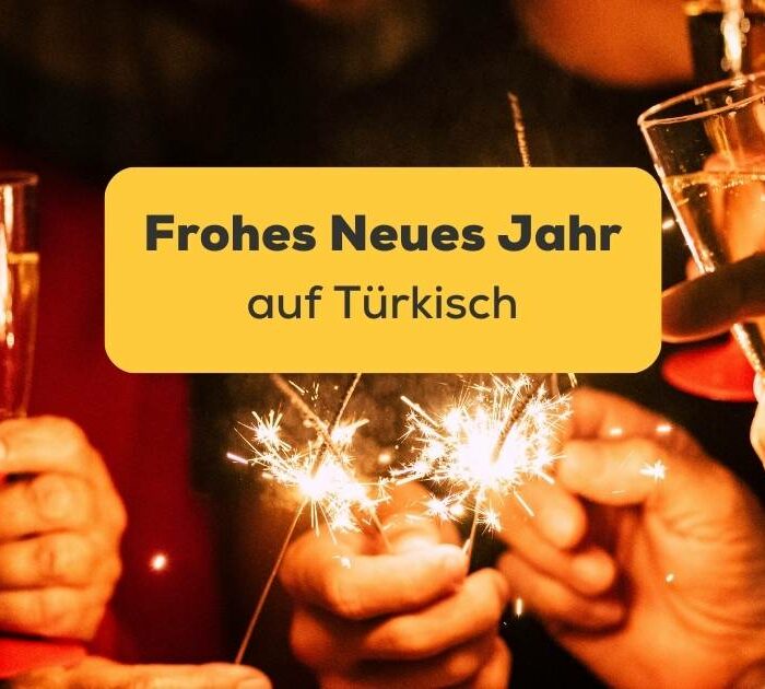Nahaufnahme von Menschen feiern Silvester mit Wunderkerzen. Lerne ein frohes neues Jahr auf Türkisch zu sagen und 6 großartige weitere Ausdrücke. Lerne Türkisch mit der Ling-App.