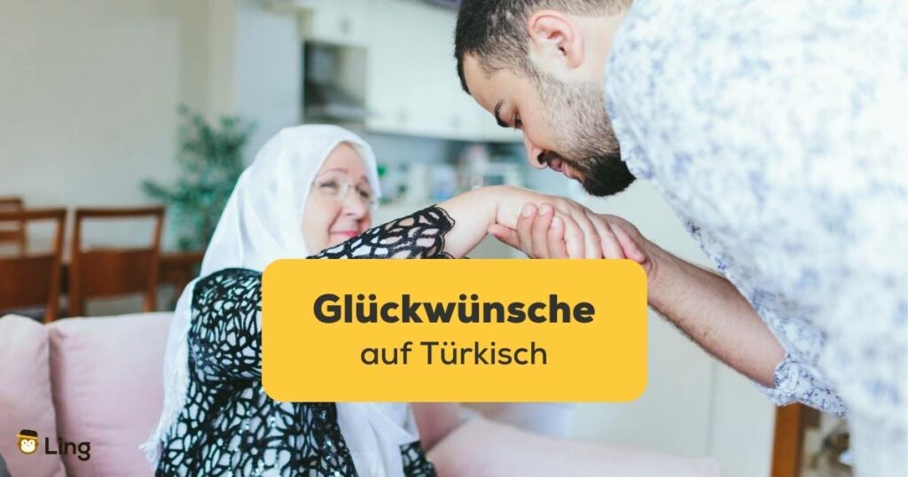 Türkisches Familienfest, islamische Veranstaltung. Sohn küsst hand seiner Mutter und spricht Glückwünsche auf Türkisch aus. Lerne wie man Glückwünsche auf Türkisch sagt und entdecke 3 verschiedene Anlässe mit der Ling-App.