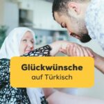 Türkisches Familienfest, islamische Veranstaltung. Sohn küsst hand seiner Mutter und spricht Glückwünsche auf Türkisch aus. Lerne wie man Glückwünsche auf Türkisch sagt und entdecke 3 verschiedene Anlässe mit der Ling-App.