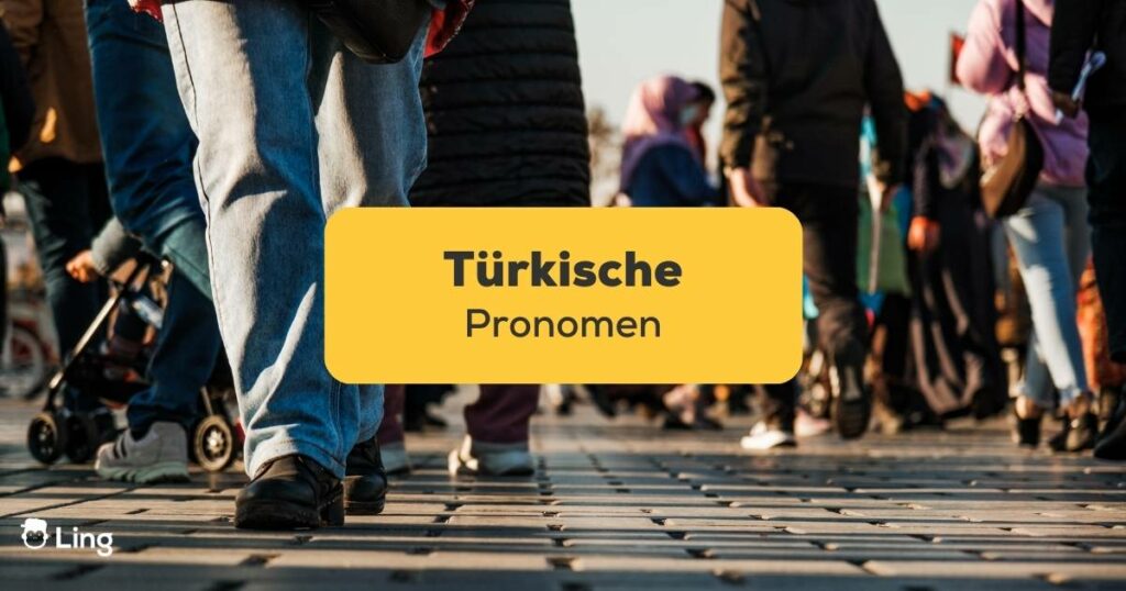 Menschen, die auf einer belebten Straße in der Türkei spazieren gehen. Lerne türkische Pronomen, ein grundlegender Leitfaden für Anfänger. Lerne Türkisch mit der Ling-App.