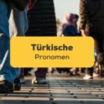 Menschen, die auf einer belebten Straße in der Türkei spazieren gehen. Lerne türkische Pronomen, ein grundlegender Leitfaden für Anfänger. Lerne Türkisch mit der Ling-App.