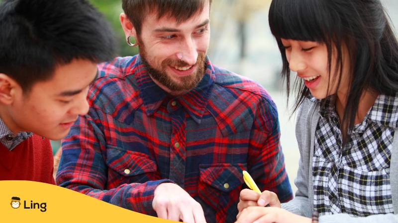 Chinesischer Lernender übt Aussprache mit chinesischen Studenten. Ist Chinesisch schwer zu lernen? Erfahre die 4 faszinierenden Schritte, um loszulegen mit der Ling-App.
