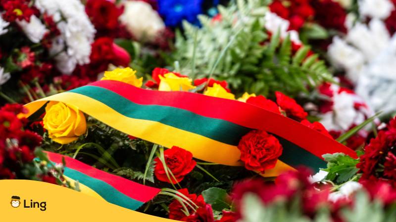 Blumenstrauß mit litauischer Flagge. Litauischer Unabhängigkeitstag. Lerne über 5 faszinierende Möglichkeiten, herzliche Glückwünsche auf Litauisch zu wünschen!
