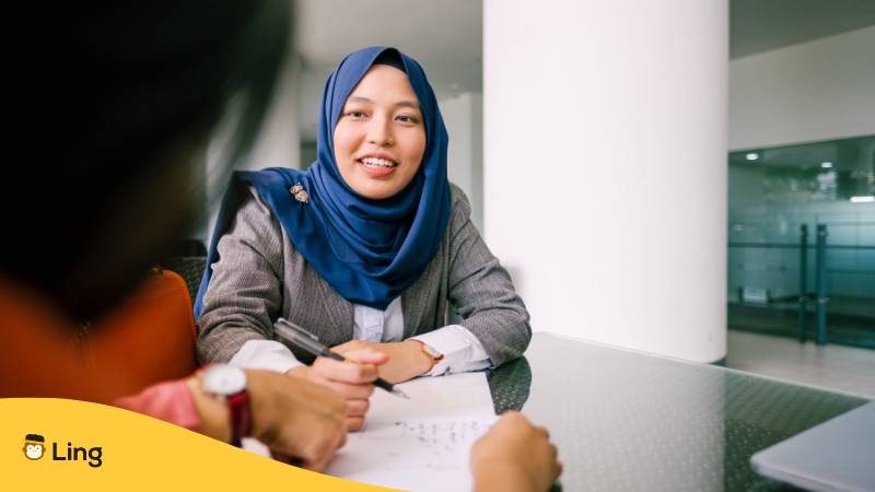 Junge malaiische Frau unterrichtet Malaysisch. Erfahre, warum es kein Malaysisch bei Duolingo gibt? Probier stattdessen diese faszinierenden 2 Alternativen für 2024 aus.