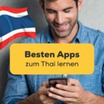 Mann schaut auf sein Handy und freut sich darüber, die besten Apps um Thai zu lernen gefunden zu haben und lernt nun Thai mit der Ling-App