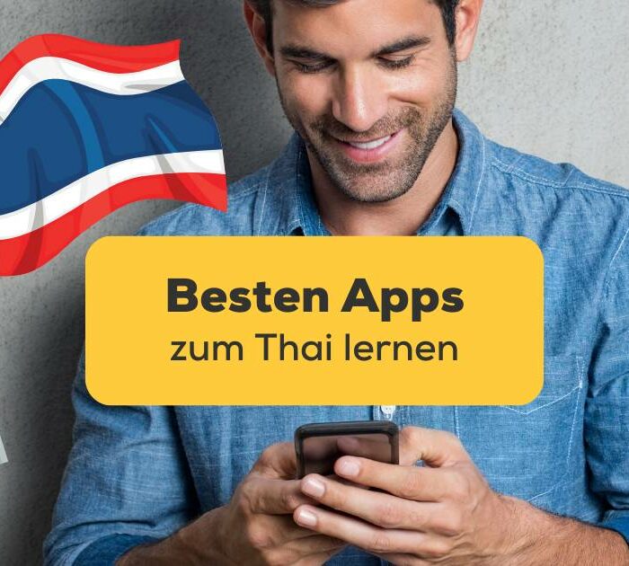 Mann schaut auf sein Handy und freut sich darüber, die besten Apps um Thai zu lernen gefunden zu haben und lernt nun Thai mit der Ling-App
