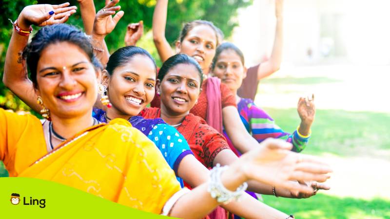 Eine Gruppe indischer Frauen machen einen Tanz aus einem Film nach. Entdecke über 25 trendige Tamil Slang-Ausdrücke: Cool und aktuell!