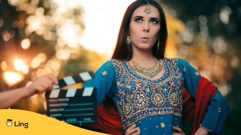 Schauspielerin trägt ein indisches Outfit und Schmuck. Entdecke über 6 der besten Tamil Filme, um die Tamil Sprache zu lernen. Lass dich Unterhalten und Lerne Tamil!
