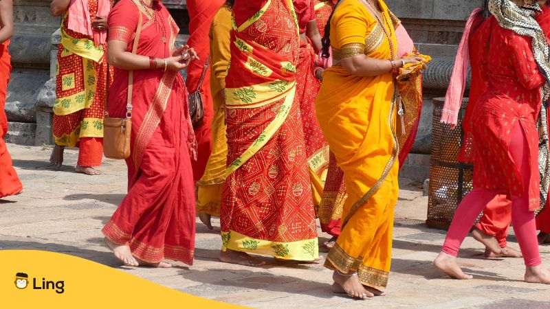 Am Fest der Frauen gehen Frauen in roten Trachten zum Tempel, um für die Familie zu beten. Lerne mit Ling die nepalesischen Feiertage. 