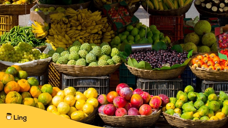 Obststände auf einem philippinischen Markt. Lerne Banane, Mango, Papaya, Kaki, Pflaume auf Tagalog mit Ling