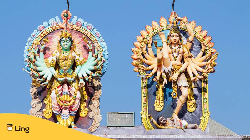 Statue der Aadi Shakti Göttin Durga und Lord Shiva am Eingang des Nataraja-Tempels, Chidambaram, Tamil Nadu, Indien. Entdecke Tamil Mythen und Volksmärchen mit unserem faszinierenden Leitfaden über mythische Traditionen und das spirituelle Erbe von Tamil. 