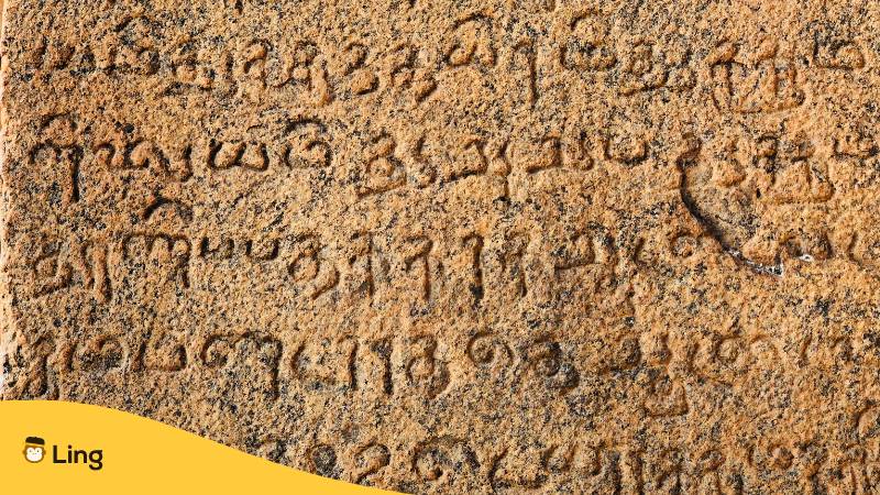 Inschriften in tamilischer Sprache, eingemeißelt in die Steinwände des Brihadeeswarar-Tempels in Thanjavur. Indische Felsreliefkunst mit Steininschriften in Tempeln. 