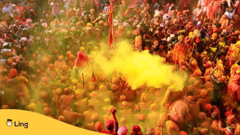 Holi Festival, Fest der Farben. Menschenmenge bewirft sich gegenseitig zur Feier mit Farben und tanzen gemeinsam auf den Straßen. Lerne mit Ling die nepalesischen Feiertage!