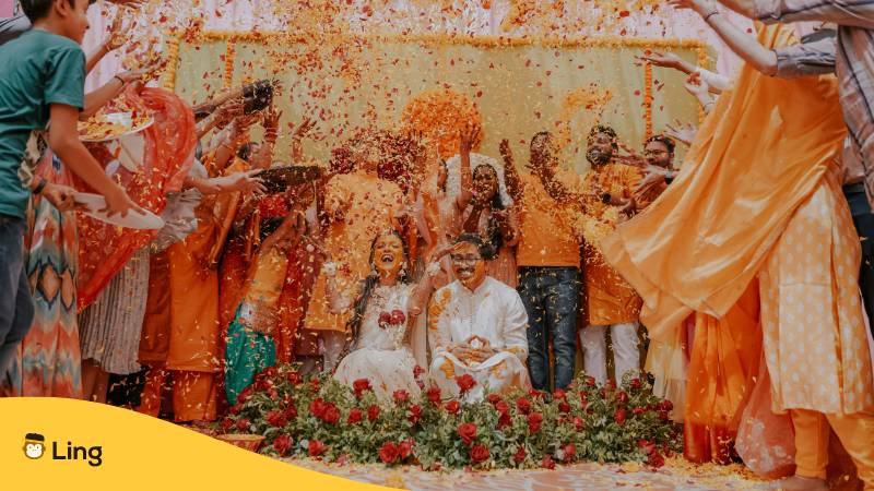 Indische Hochzeitszeremonie mit Blütenblättern. Stell dich auf die richtige Art auf Tamil vor und knüpfe Kontakte!