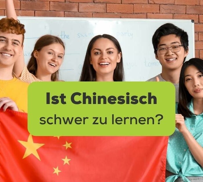 Junge Studenten mit chinesischer Flagge in der Sprachschule Ist Chinesisch schwer zu lernen? Erfahre die 4 faszinierenden Schritte, um loszulegen mit der Ling-App.