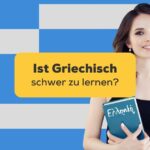 Lächelndes Mädchen mit Buch und griechischer Flagge. Ist Griechisch schwer zu lernen? Entdecke 3 Wahrheiten, die du kennen solltest!