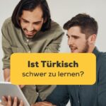 Türkischer Mann zeigt Kollegen, was Türkisch leicht zu lernen macht. Ist Türkisch schwer zu lernen? Erfahre 6 motivierende Gründe, warum es einfacher ist, als du denkst mit der Ling-App.