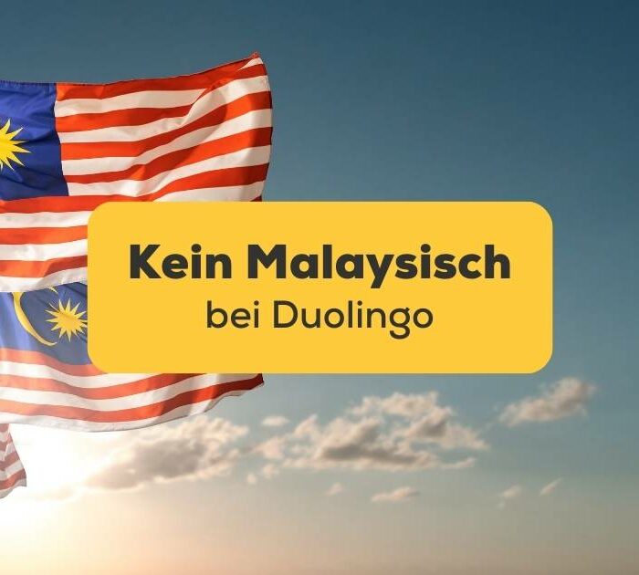 Malaysia Flagge unter blauem Himmel .Erfahre, warum es kein Malaysisch bei Duolingo gibt? Probier stattdessen diese faszinierenden 2 Alternativen für 2024 aus