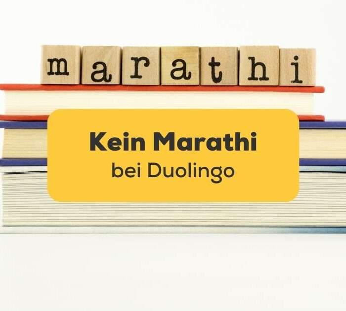Wort in der Sprache Marathi auf Holzstempeln und Büchern. Erfahre, warum es kein Marathi bei Duolingo gibt? Und entdecke die beste App, um Marathi 2024 zu lernen!