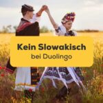 Slowakisches Liebespaar tanzt auf dem Feld. Kein Slowakisch bei Duolingo? Wir haben 2 faszinierende Lösungen für dich parat.