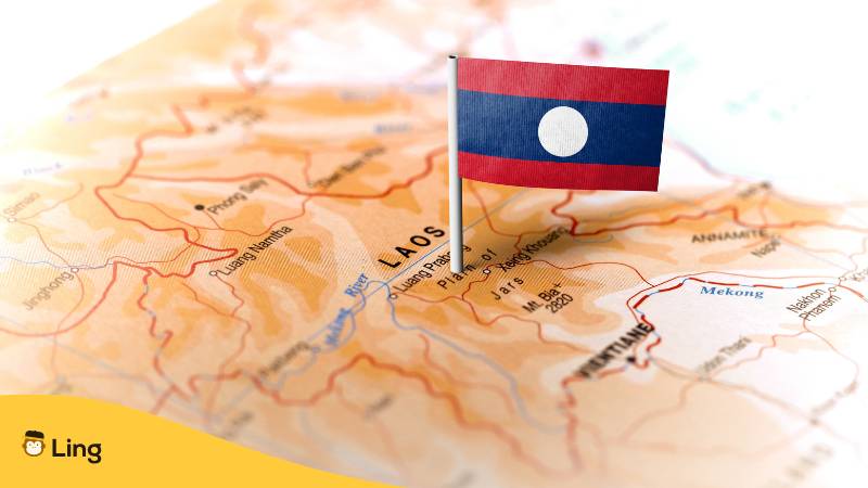Laos mit Flagge auf der Karte. Erfahre 4 Gründe, warum es kein Laotisch bei Duolingo gibt. Lass uns das Rätsel lösen!