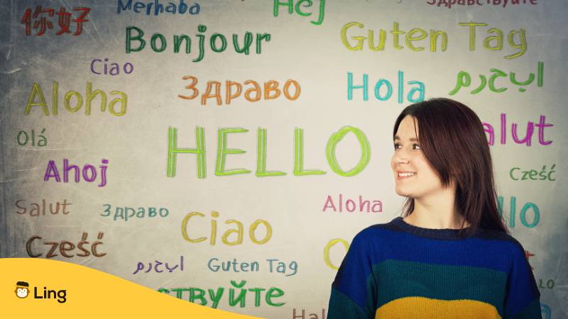 Frau steht vor Hintergrund mit „Hallo“ auf den Weltsprachen. Kein Slowakisch bei Duolingo? Wir haben 2 faszinierende Lösungen für dich parat.
