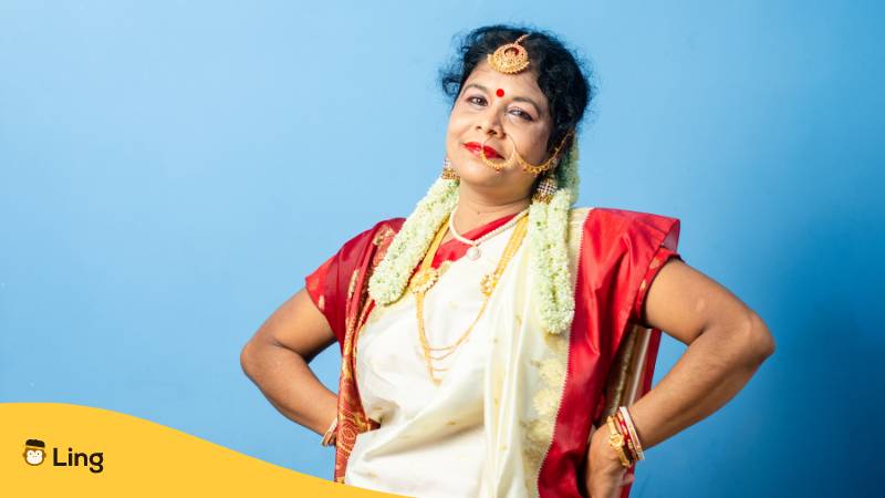 Frau zeigt fragende Körperhaltung, bei der Frage: Warum sollte es Bengalisch auf Duolingo geben? Erfahre warum es kein Bengalisch bei Duolingo gibt? Lerne 2 tolle Apps kennen, um deinen Lernerfolg zu verbessern!
