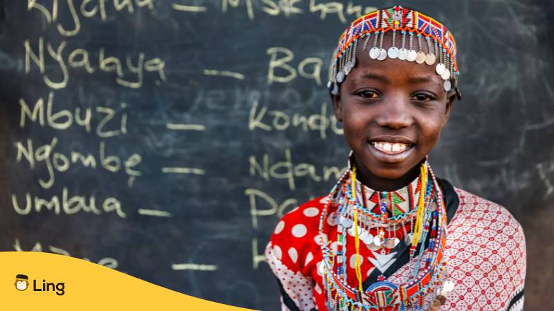 Kleines afrikanisches Mädchen beim Swahili-Sprachunterricht, Ostafrika. Ist Swahili schwer zu lernen? Entdecke 5 faszinierende Wahrheiten! mit der Ling-App.
