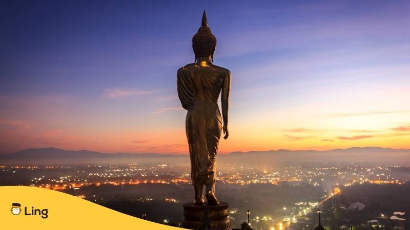 Goldene Buddha-Statue bei Sonnenaufgang. Erfahre warum es kein Thai bei Duolingo gibt? Entdecke die 2 faszinierensten Alternativen für 2024?