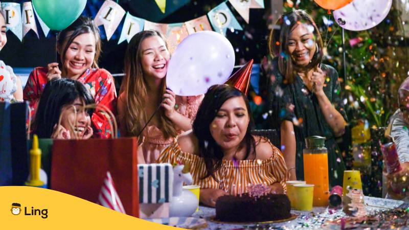 Freunde feiern eine Geburtstagsparty. Lerne alles Gute zum Geburtstag auf Thai und erkunde thailändische Traditionen mit der Ling-App!