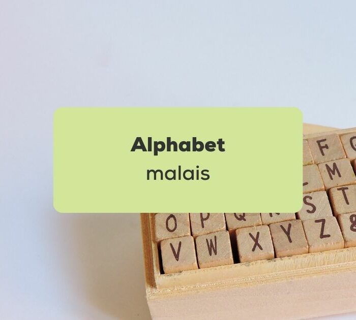alphabet malais Alphabet gravé sur des cubes en bois dans une boite en bois