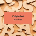 Alphabet slovène Lettres de l'alphabet en carton sur un support en bois