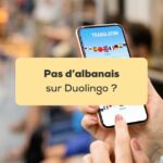pas d'albanais sur duolingo Maintenant un smartphone avec une application de langues affichée à l'écran