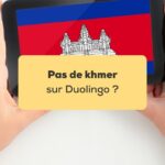 Pas de khmer sur Duolingo Deux mains tenant un smartphone avec le drapeau du cambodge sur l'écran