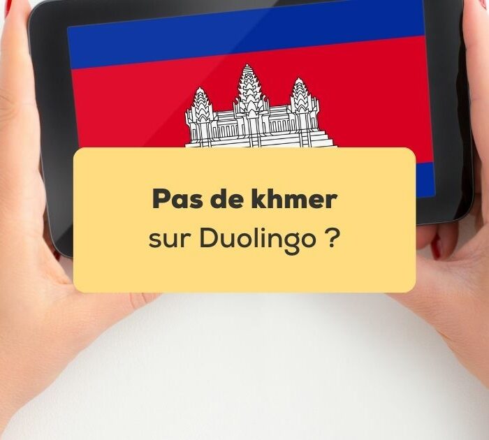 Pas de khmer sur Duolingo Deux mains tenant un smartphone avec le drapeau du cambodge sur l'écran