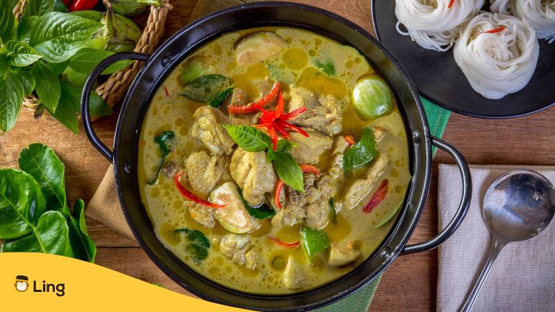 Grünes Hühnercurry aus grüner Thai-Currypaste, Thailändische Küche. 
