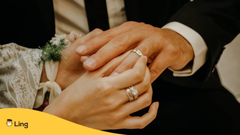 Ehepaar tauscht am Hochzeitstag die Ringe aus. Entdecke die 10 schönsten litauischen Hochzeitstraditionen, um eine litauische Ehe zu schließen.
