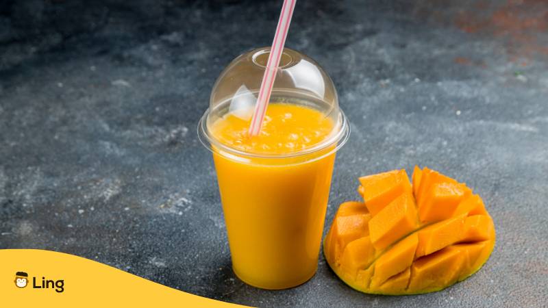 Mango-Shake, thailändisches Getränk auf dunklem Tisch. Entdecke die faszinierende Auswahl an Getränke auf Thai!
