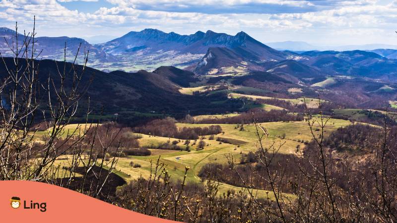 Wiesen und Gipfel, die Landschaft des Homolje-Gebirges an einem sonnigen Tag im Vorfrühling. Erfahre 8 aufregende Dinge, die du beim Reisen in Serbien wissen musst!