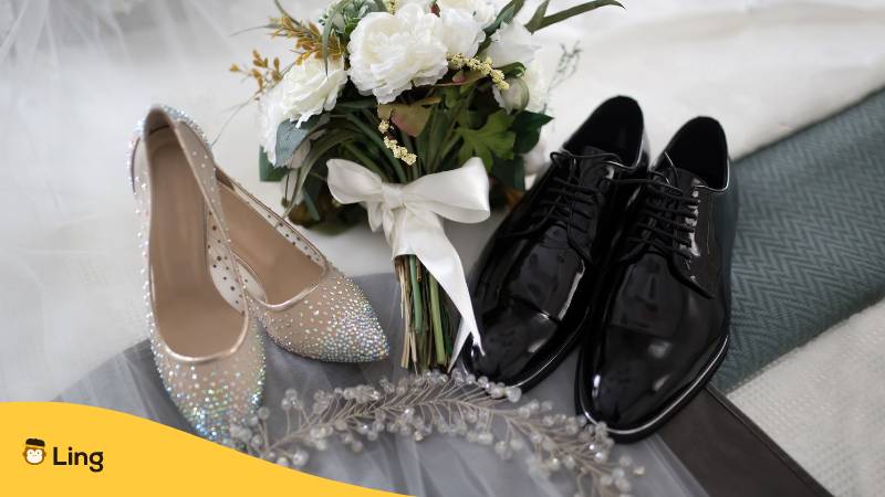 Brautpaar, Schuhe und Brautstrauß. Entdecke die 10 schönsten litauischen Hochzeitstraditionen um eine litauische Ehe zu schließen.
