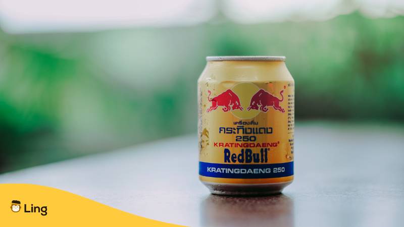 Nahaufnahme von der orginalen Thai Red Bull in der Dose. Entdecke die faszinierende Auswahl an Getränke auf Thai!