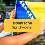 Frau leicht von hinten, und hält die bosnische Flagge in beiden Händen hoch und lernt bosnische Sprichwörter