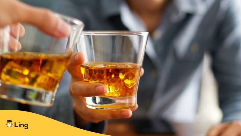 Männer stoßen mit Thai-Whiskey an und trinken alkoholische Getränke. Entdecke die Trinkkultur in Thailand mit unserem einfachen, Nr. 1 Leitfaden!