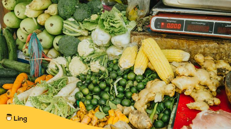Gemüsestand auf dem Filipino Markt.
Entdecke köstliches Gemüse auf Tagalog mit der Ling-App!